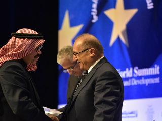 Τους υψηλόβαθμους αξιωματούχους από τον Αραβικό κόσμο θα συνοδεύουν περισσότεροι από 250 Άραβες επιχειρηματίες και αραβικά fund οι οποίοι στο περιθώριο της συνόδου θα συναντηθούν με ελληνικές επιχειρήσεις σε μια προσπάθεια σύναψης διμερών συμφωνιών και προσέλκυσης κεφαλαίων.